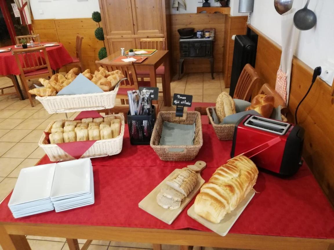 Hotel-Restaurant Les Colonnades Saint-Fulgent エクステリア 写真