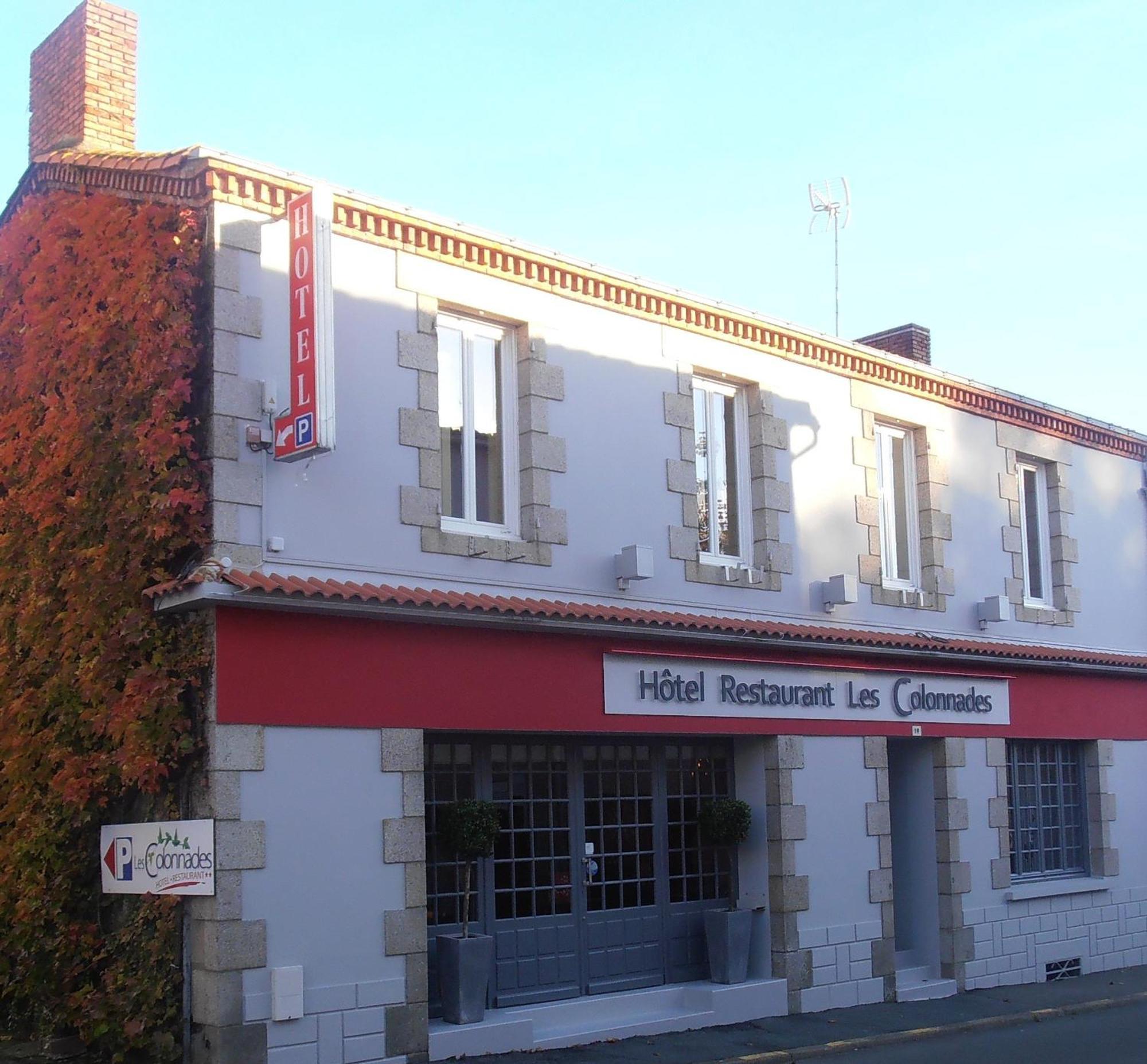 Hotel-Restaurant Les Colonnades Saint-Fulgent エクステリア 写真