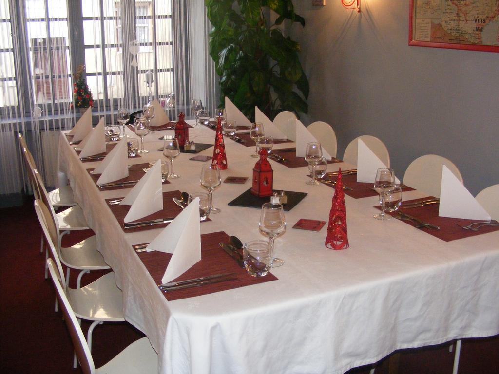 Hotel-Restaurant Les Colonnades Saint-Fulgent エクステリア 写真