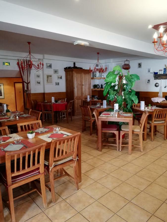 Hotel-Restaurant Les Colonnades Saint-Fulgent エクステリア 写真